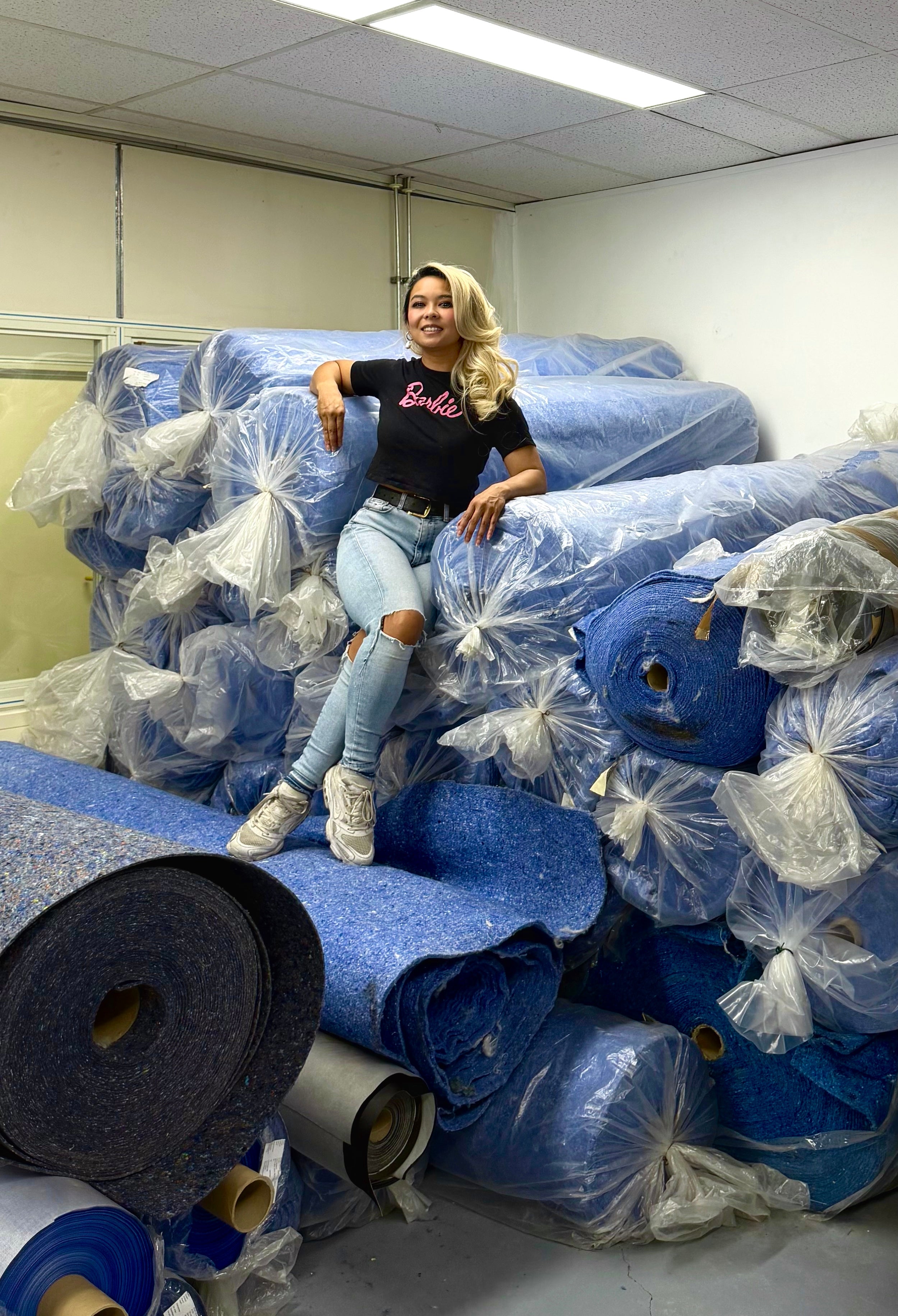 Circulair vilt op rol te koop bij Fraenck in Arnhem, gemaakt van gerecyclede bedrijfskleding van NS, Schiphol en KNVB.