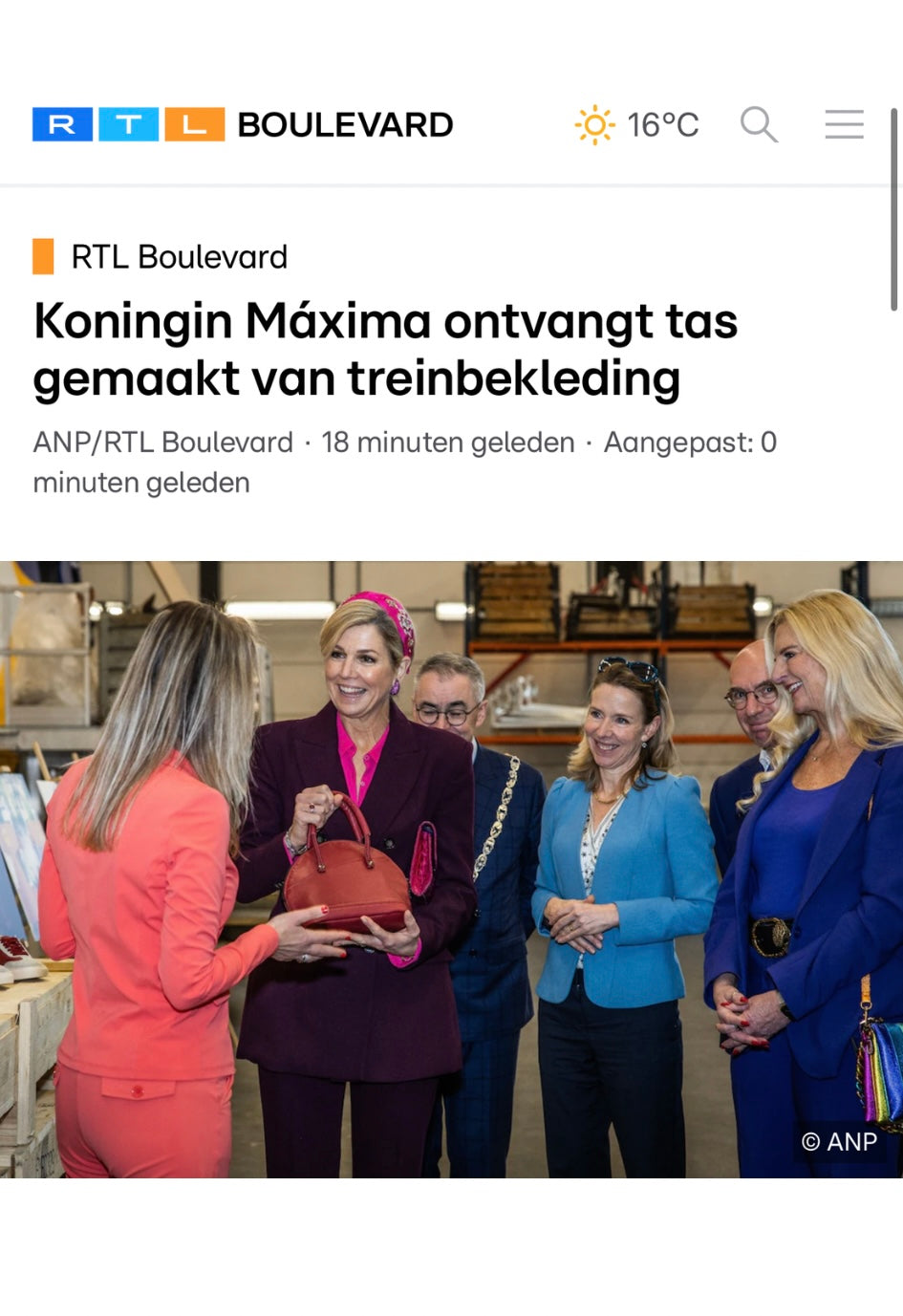 Koningin Máxima ontvangt circulaire handtas van Fraenck tijdens bezoek aan NS